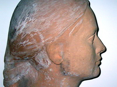 Arantzazu escultura de perfil