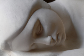  Recostada escultura de Montse Cantí